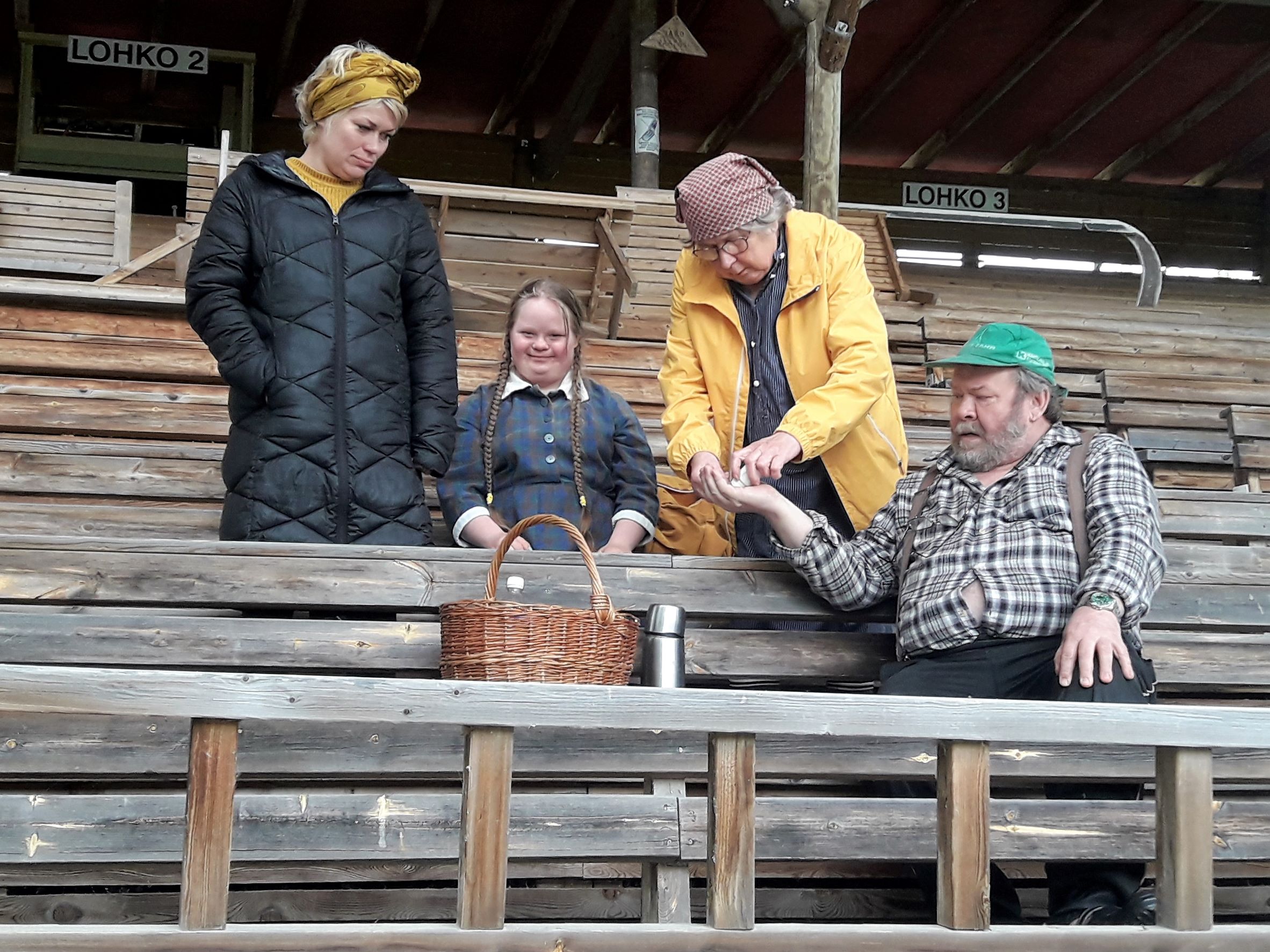 Välillä pitää ottaa särkylääkettä, huolto pelaa.
Ninnu Karttunen, Selma Heikkinen, Lea Nykänen ja Kari Korhonen.