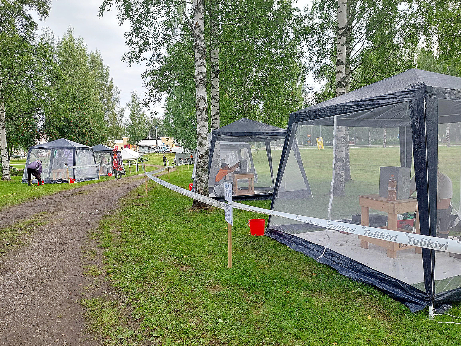 Kilpalijat työskentelevät teltoissa.