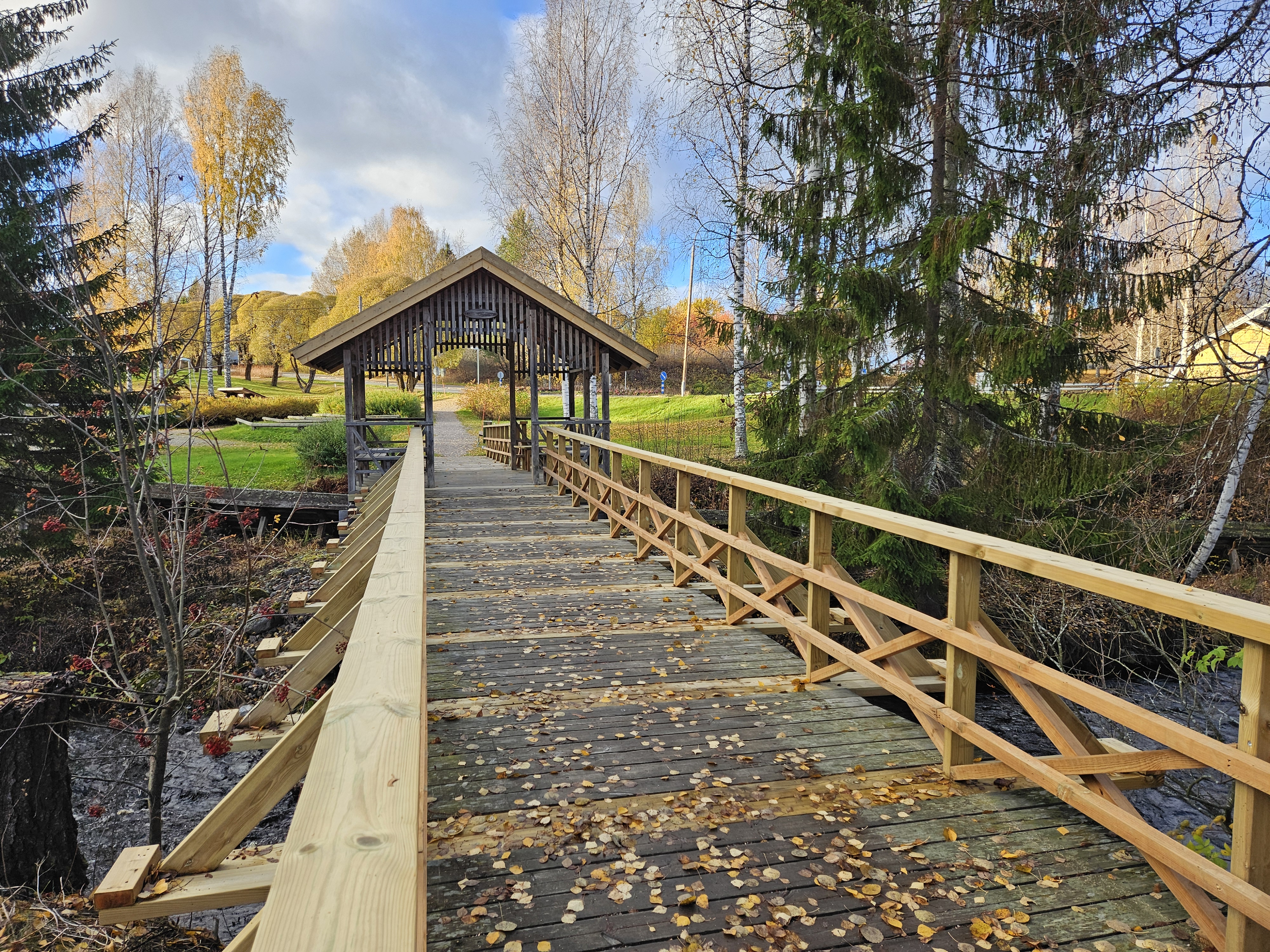 Nyt kelpaa sillalla kulkea, tukeva, turvallinen ja kaunis on.
