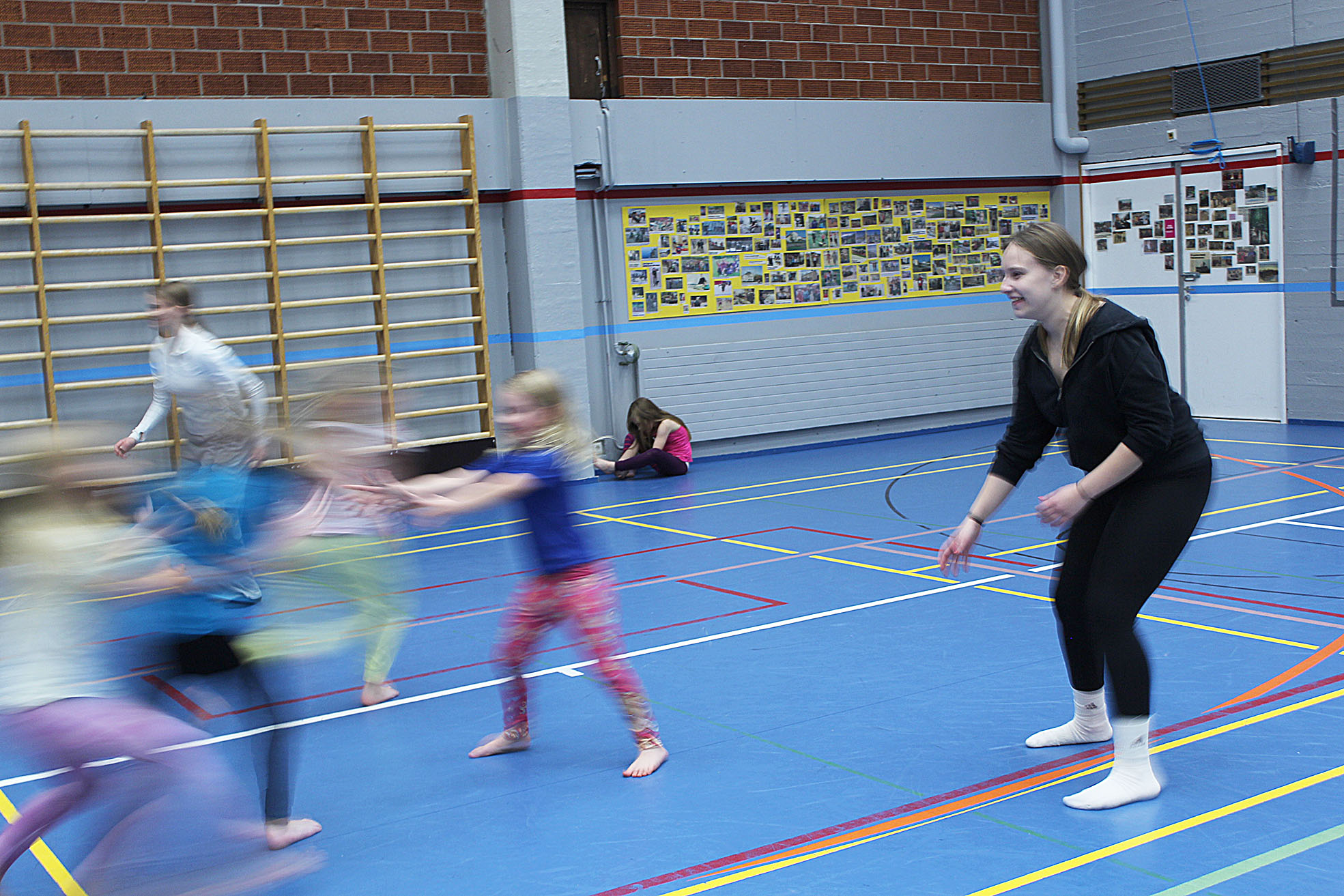 Liikettä, vauhtia ja vaarattomia tilanteita. Apuohjaaja Iiris Rantala on kiinniottajana Kuka pelkää sirkusleijonaa-leikissä.

