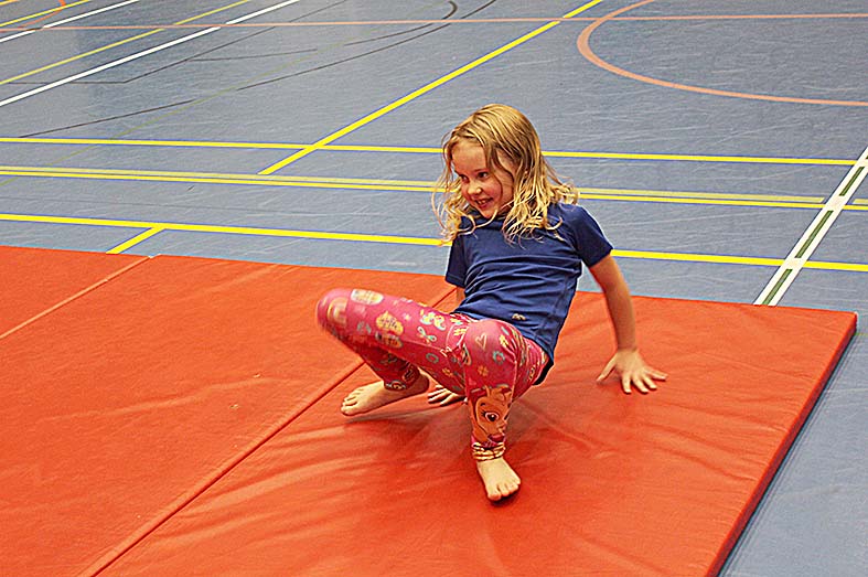 Neea Nousiainen menee hämähäkkikävelyä.