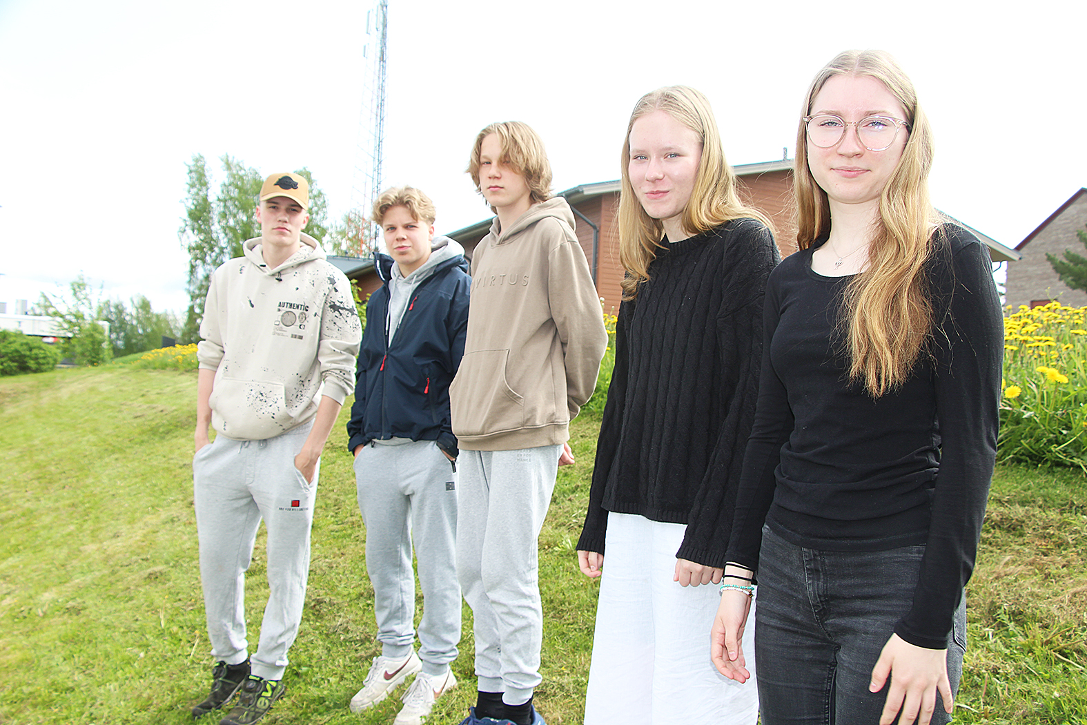 Uudet 4H-yrittäjät. Jade Korhonen (oik.), Hertta Hiltunen, Juuso Hyttinen ja Sami Hyykky ja Antto Halonen ovat aloittaneet 4H-yrittäjinä.