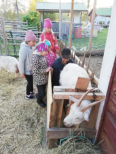 Kankaan tilan eläinkerhossa on opeteltu muun muassa lypsämään vuohi.