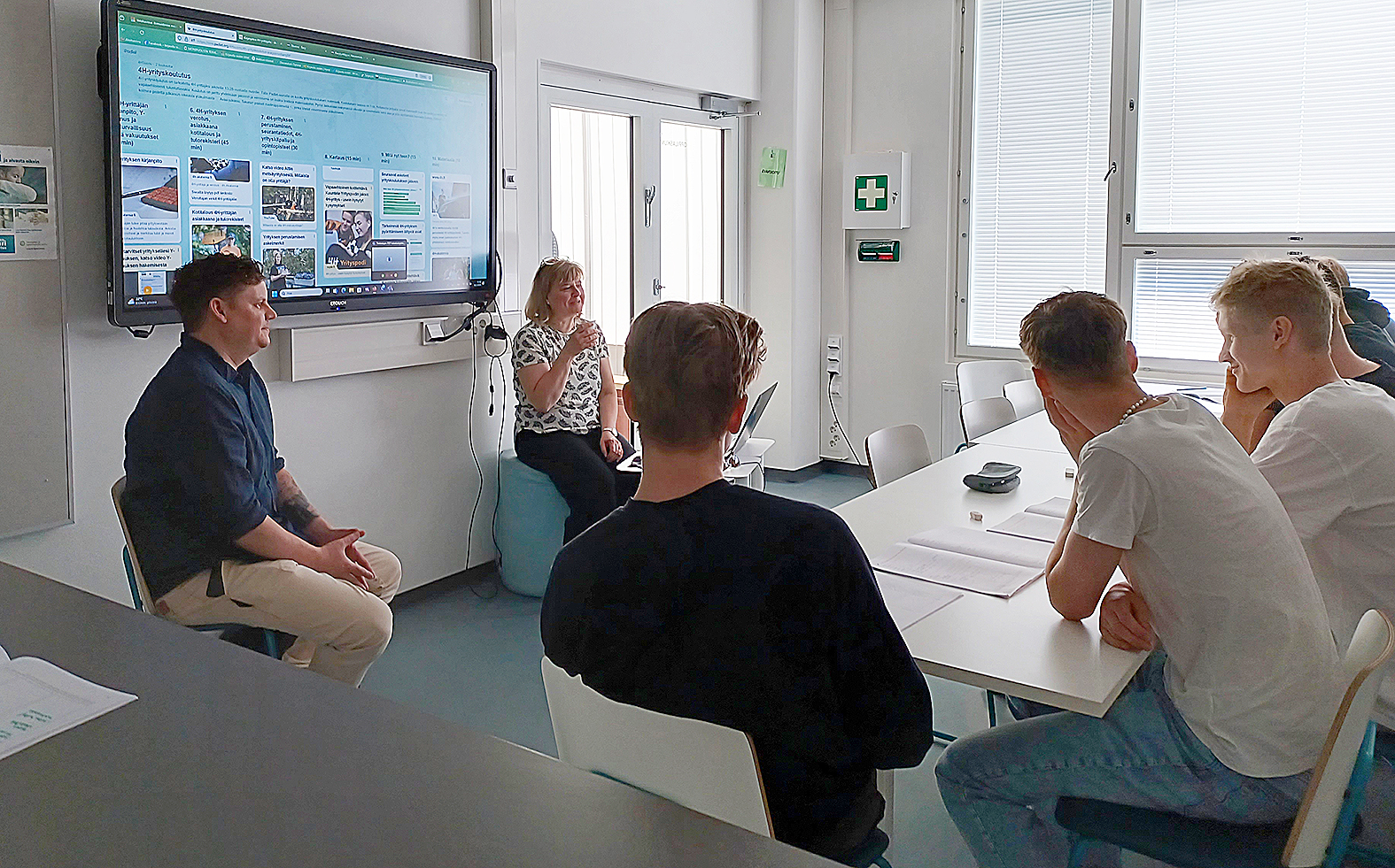 Juuan kunnan elinvoimavastaava Antti Asikainen oli tullut nuorten avuksi miettimään liiketoimintaideoitten terävöittämistä. 4H-toiminnanjohtaja Pirjo Hämynen koulutti nuoria 4H-yrittäjyyteen.