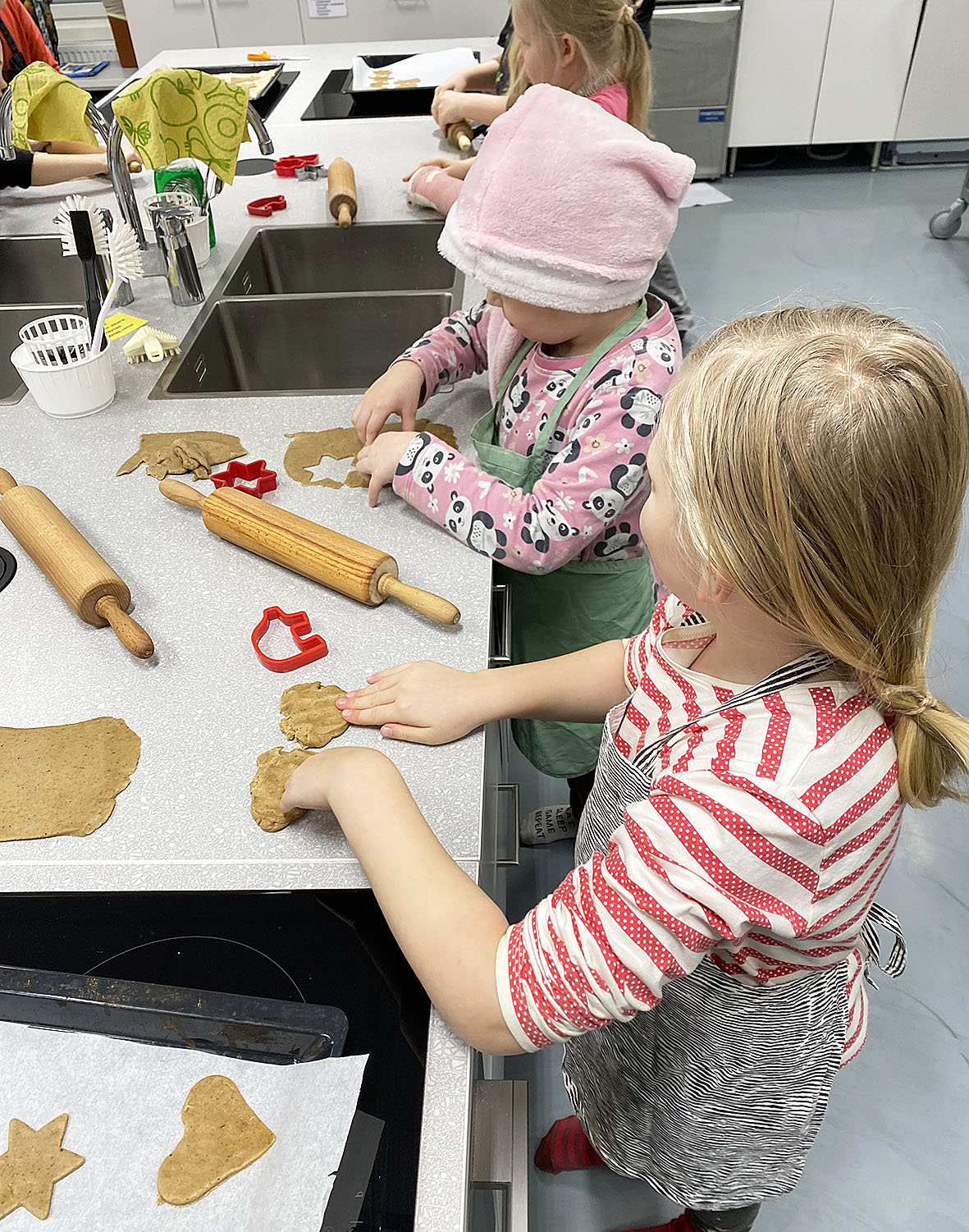 Pielisen 4H-yhdistyksen lapset leipoivat Juuassa ja Nurmeksessa kokkikerhoissa piparkakkuja joulutervehdykseksi ikäihmisille ja yksinäisille. Lapset tekivät itse myös joulukortit tervehdykseen. Siun soten kotihoito jakaa tervehdykset joulun alla. Kuva Jaana Tiainen.