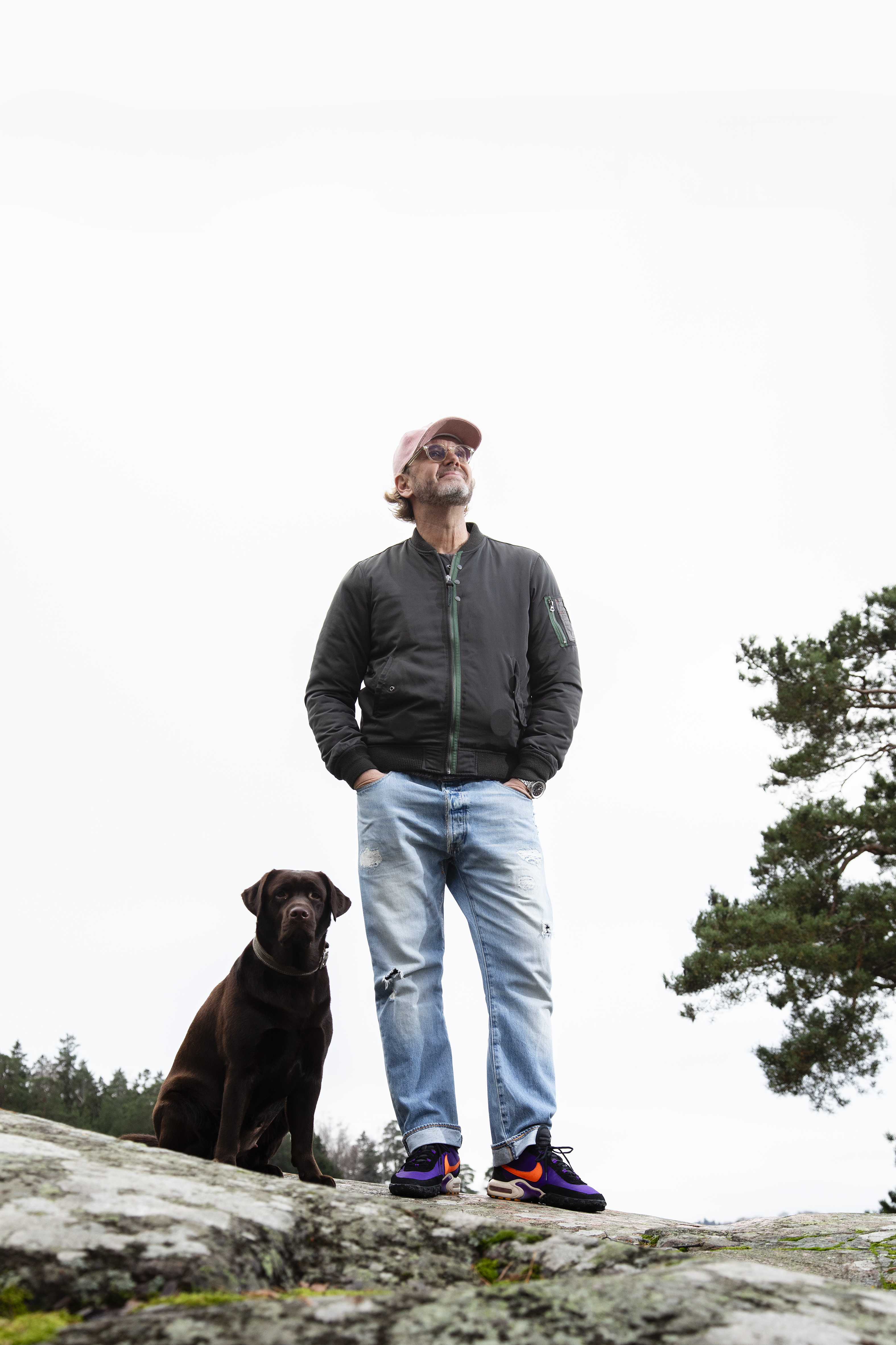 Antti J. Jokisen Tyyne-koira on kasvanut Kullervon tarinan tekemisen aikana puolitoistavuotiaaksi tottelevaksi, mutta touhukkaaksi taaperoksi.




