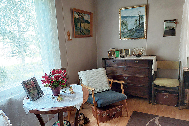 Kamari on sisustettu perinteisesti.