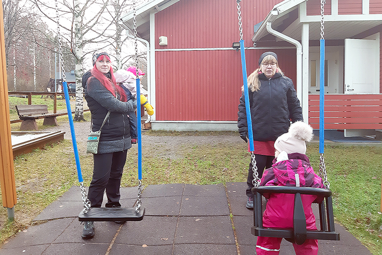 Ahmovaaran ryhmäperhepäiväkoti säilyy toirtaiseksi Juuan eteläisen alueen ensisijaisena hoitopaikkana. Perhepäivähoitajat Sari Lehikoinen (oik.) ja Eija Simonen ulkoilivat lasten kanssa keskiviikkoaamuna ryhmiksen pihalla.