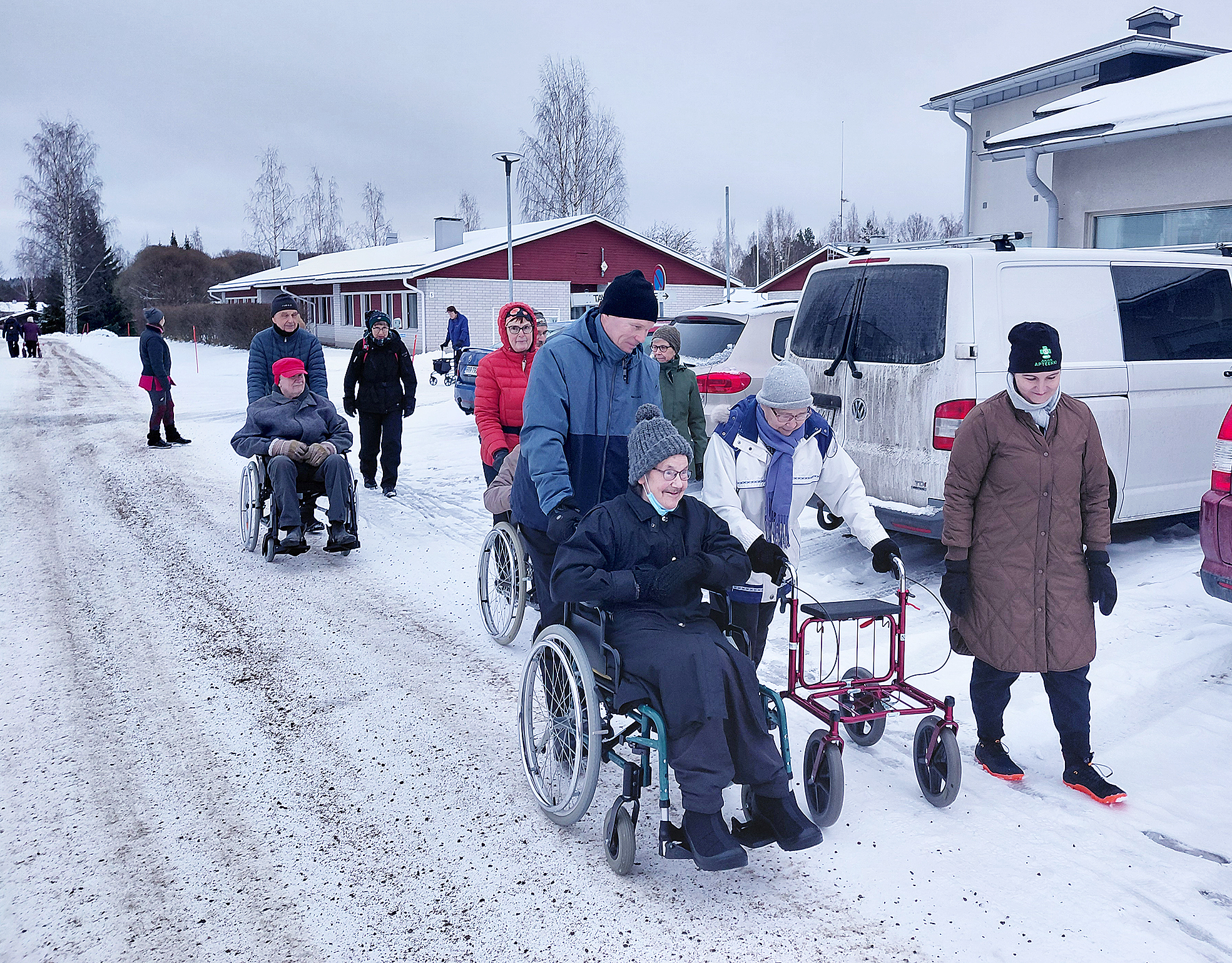 Tapani Hartikainen työnsi Toini Kokkosta pyörätuolissa ja Aune Hartikainen käveli rollaattorilla vieressä. 