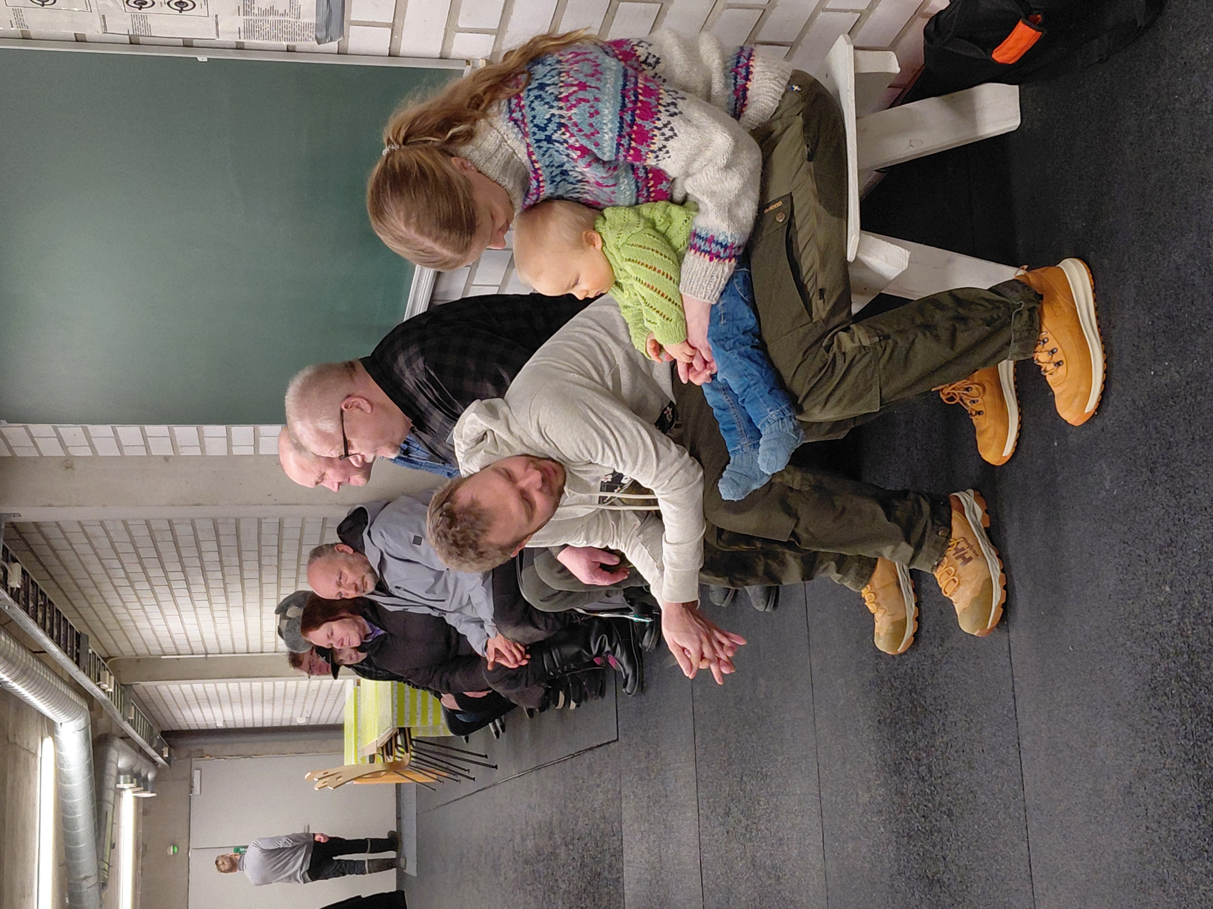 Juuan Ampujien esittelytilaisuus sai hyvin väen liikkeelle. Lähimpänä kuvassa tilaisuuden nuorin osallistuja Iivari Hiltunen isänsä Arttu Hiltusen ja äitinsä Heidi Gröndahlin kanssa.