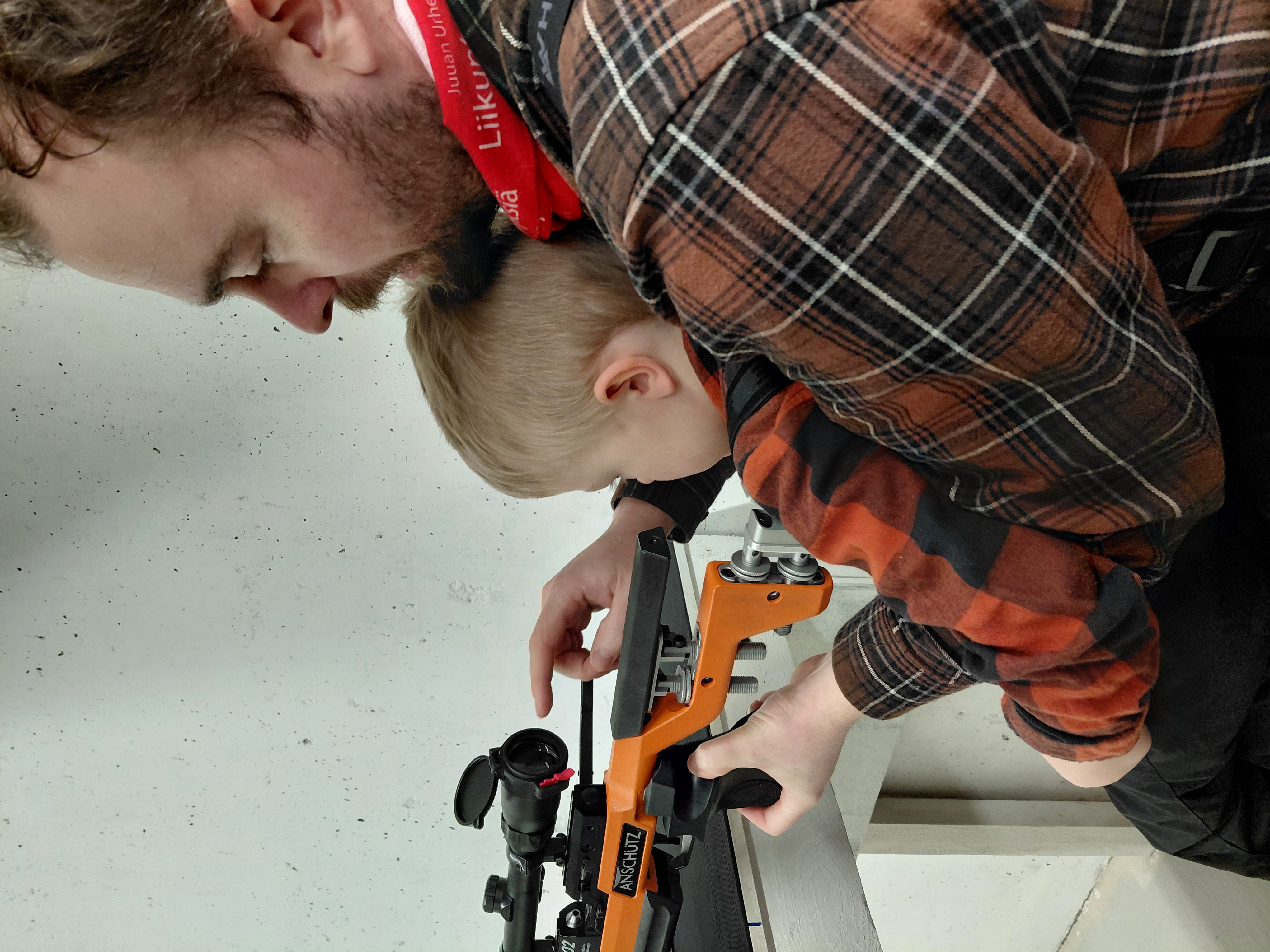 Neljävuotias Ohto Kähkönen haaveilee jänismetsälle pääsystä. Isä Vesa Kähkönen avittaa.