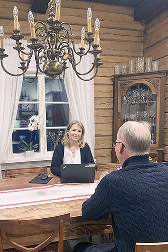 Juuan, Lieksan ja Nurmeksen asukkaita haastatteee Tilastokeskuksen tilastohaastattelija Anna-Liisa Turunen. 