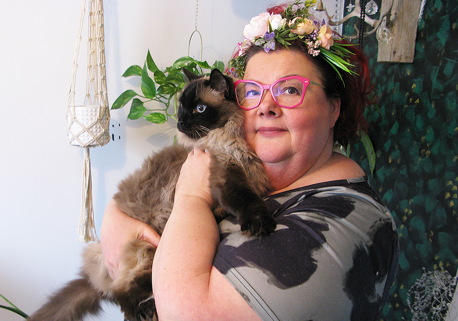 Vaikka tytär ei pääsisikään tulevana sunnuntaina äitinsä Anne Nevalaisen luo, riittää talossa vilskettä ja vilinää koiran ja kahden kissan toimesta. 