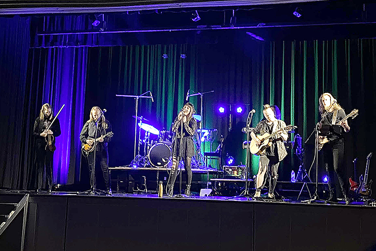 Yhtye kuljetti kuuntelijoita show’llaan ihmisluonnon ja maailmankaikkeuden äärelle. Kuvassa Martta Laitinen (vas.), Sulo Markkanen, Annika Eronen, Jarno Ketola ja Eetu Kovapohja.