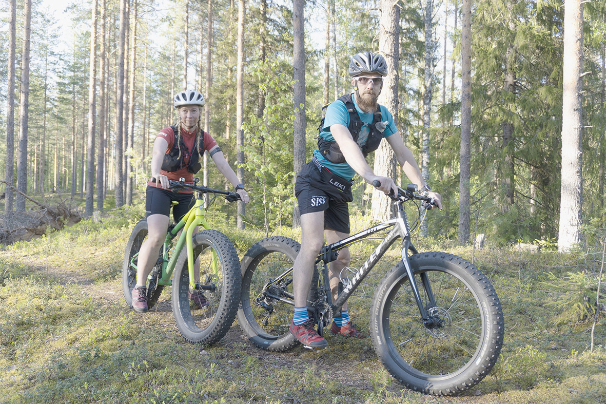 Antti ja Eini Eronen ovat kartoittaneet mahdollisia maastopyöräreittejä.
