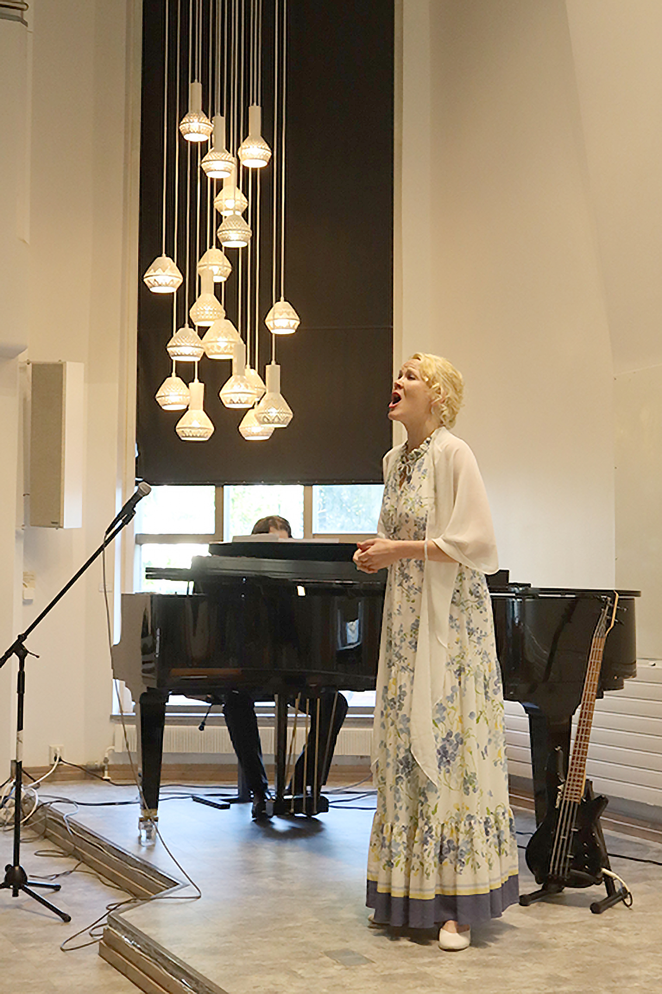 Opettajien duetto, Anu-Kaisa Nissinen ja Samuli Moilanen esittivät Somewhere musikaalista West Side Story.