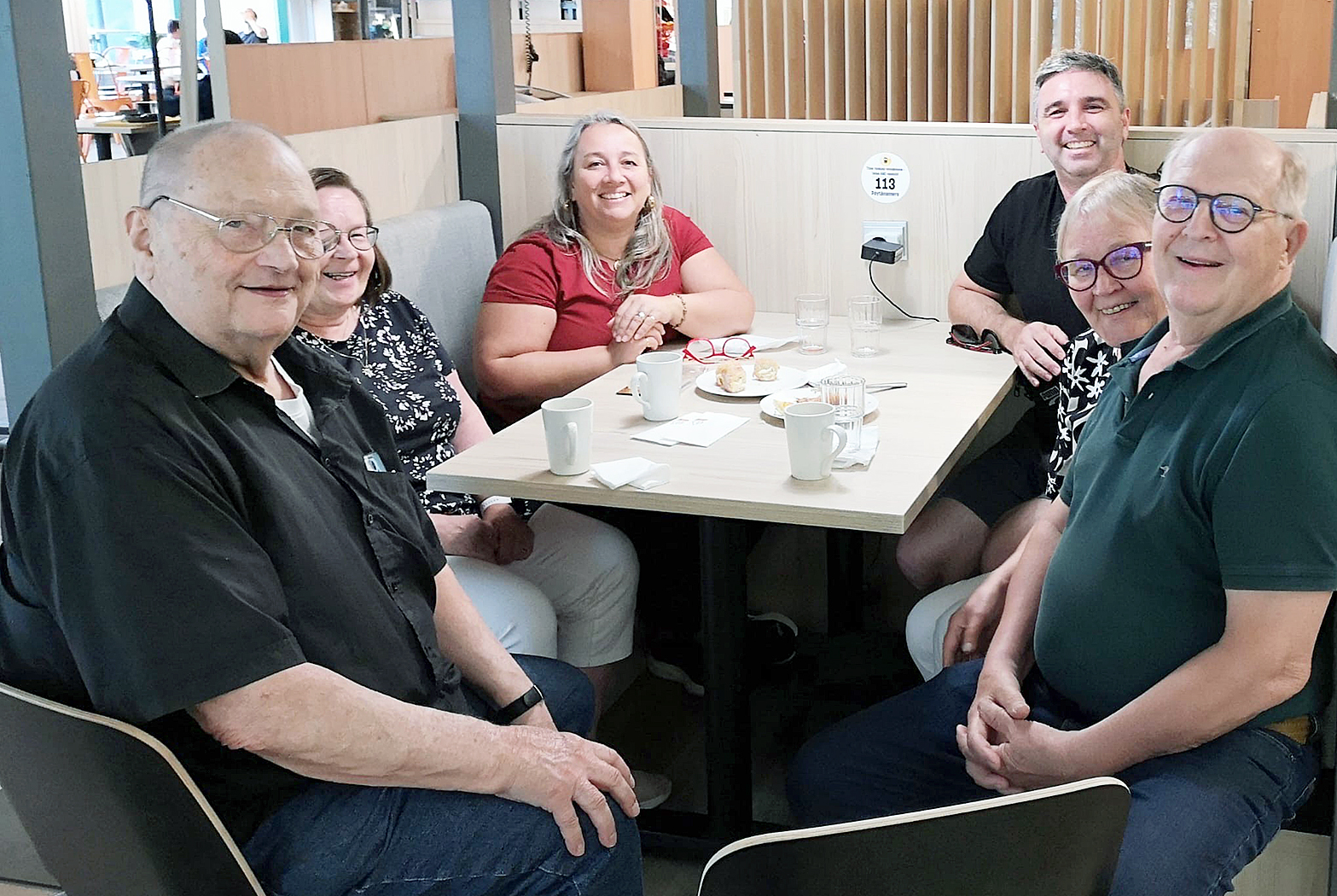 Iloinen tapaaminen. Reino Hietalaa (vas.) auttanut Tapio Leskinen (oik.) sekä Tuula Väyrynen, Laura Hietala, Mariano Dietz ja Reeta  Leskinen tapasivat Parikkalassa.