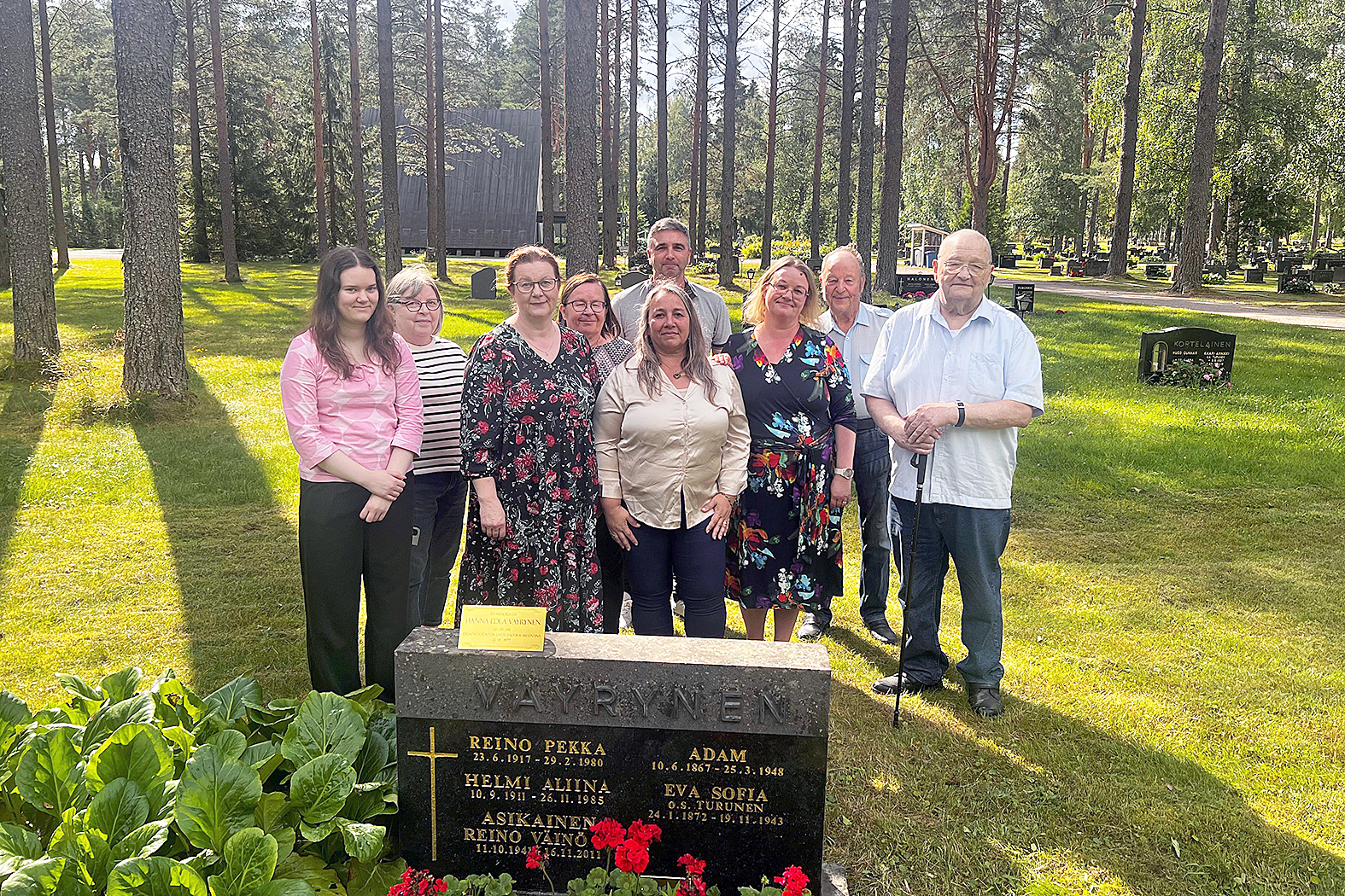 Helmin haudalla. Taru Nevalainen (vas.), Riitta Hämynen, Virpi Nevalainen, Tuula Väyrynen, Laura Hietala, Mariano Dietz (takana), Virva Tuononen, Raimo Tuononen ja Reino Hietala.