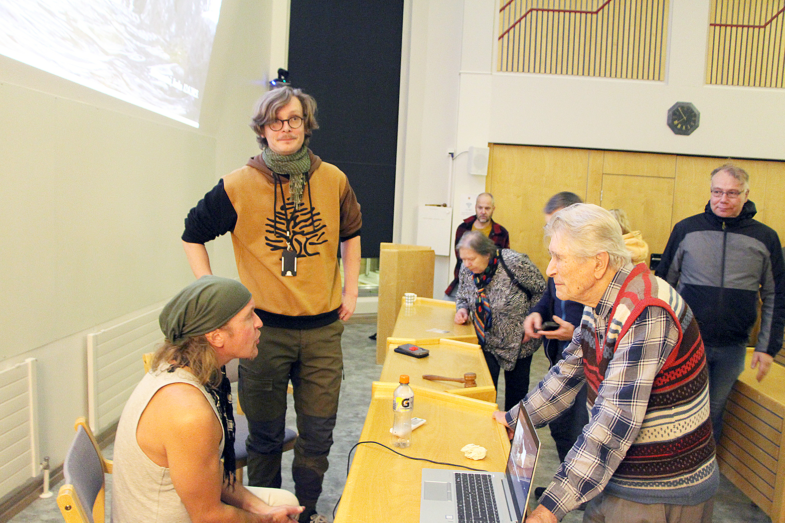 Pentti Alangolla ja monella muulla oli luennon jälkeen paljon kysyttävää arkeologeilta Antti Palmroosilta ja Ville Hakamäeltä.
