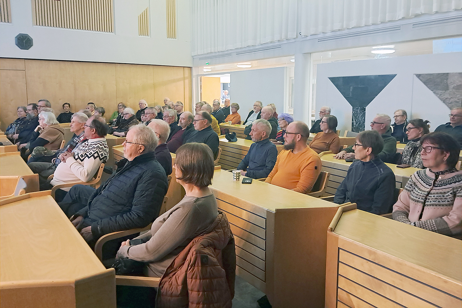 Juuka-seuran ja Pohjois-Karjalan museon järjestämä arkeologiailta täytti Juuan valtuustosalin viimeistä sijaa myöten.