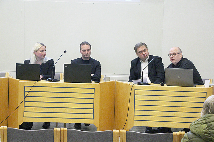 Aurinkopuistohanketta esittelivät FixSun Solar Finlandin Katriina Kuosmanen (vas.), Mika Kuosmanen ja Juha-Pekka Paananen. Osayleiskaavan laatii Jukka Haltilahti.