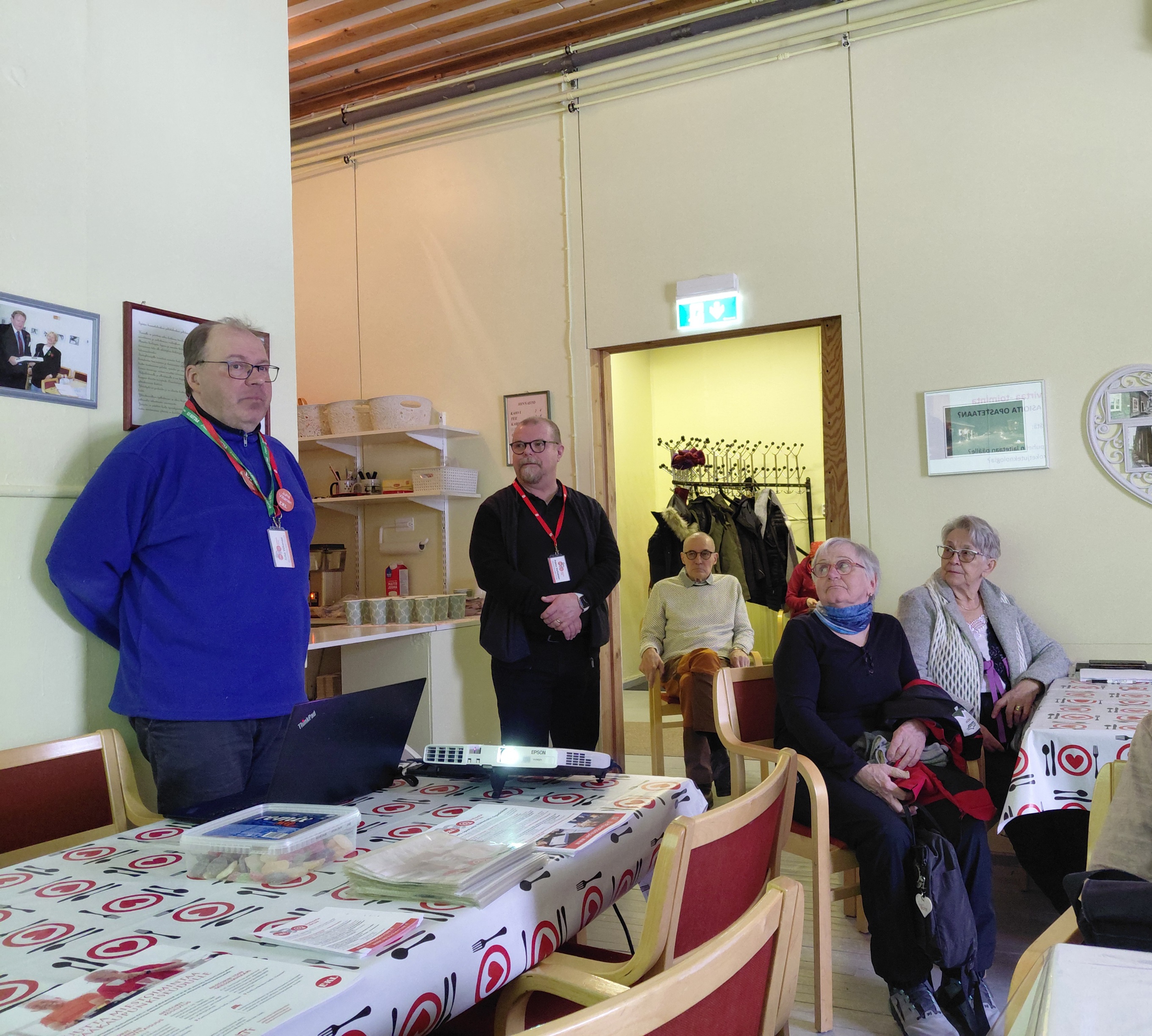 Verkosta virtaa - hankkeen Juha Viitanen ja Pekka Vartiainen haluavat ehkäistä ikääntyneiden syrjäytymistä yhteiskunnasta. Jarmo Vepsäläinen, Maija Kallinen ja Lea Yletyinen tulivat kuuntelemaan.