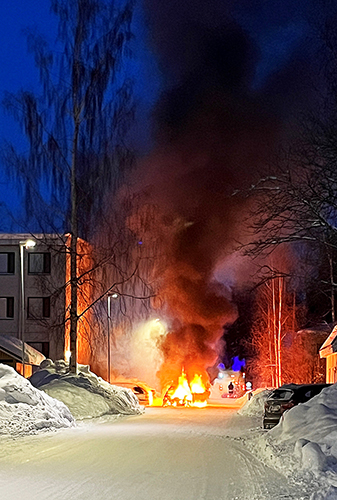Kolme autoa tuhoutui ja yksi vaurioitui Puu-Juuassa sattuneessa palossa. Kuva Dome Karukoski