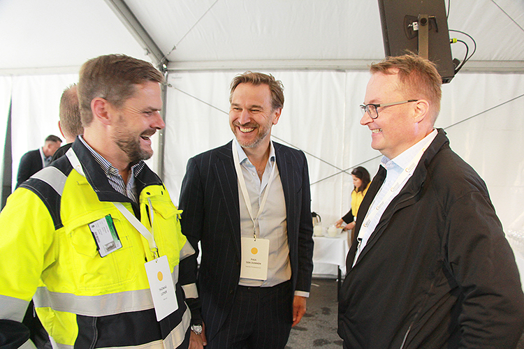 Hymyt herkässä. Thomas Luther (vas.), Paul den Dunnen ja Tomi Strand olivat tyytyväisiä Puljongin biokaasuprojektin onnistumisesta. 