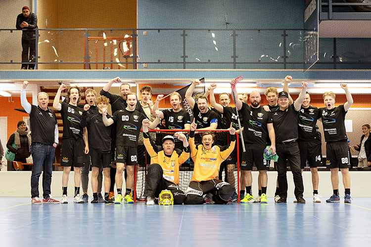 Historiallisen sarjanousun saavuttanut Coach Team yhteiskuvassa pelaajineen ja taustavoimineen. Kuva Pihla-Riina Repo.