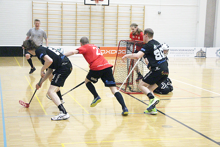 Mustapaitaiset Jose Nekkonen (vas.), Fetja Naakka ja  muu Coach Teamn joukkue joutuu pelaamaan karsinnan kotiottelunsa evakossa, sillä Liikunta-kulttuuritalo ei täytä Salibandyliiton vaatimuksia.
