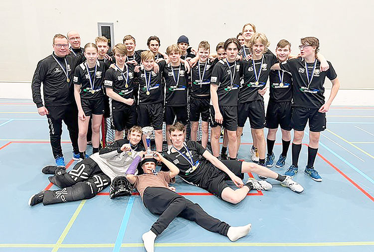 Coach Teamin P15-joukkueen kausi huipentui valtakunnallisen lopputurnauksen hopeasijaan. Kuva Teemu Karttunen