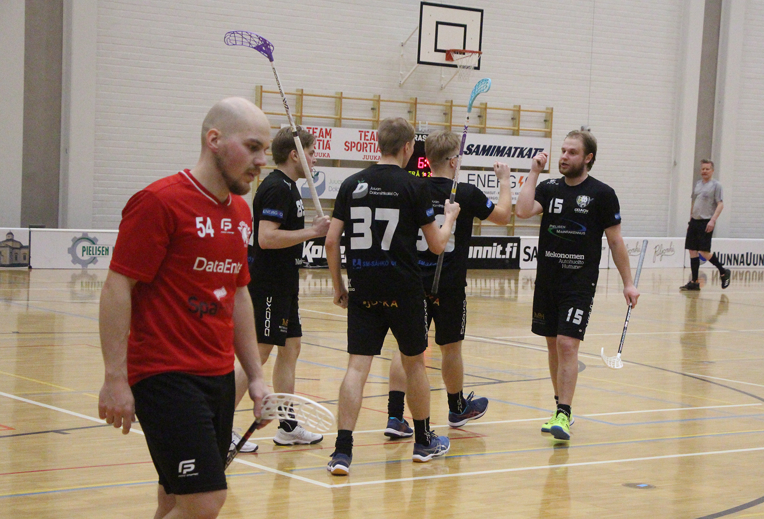Coach Team luopuu paikastaan Suomisarjassa muun muassa pelaajatilanteen takia. Lieksan Innon farmisopimuspelaajat Edvard Lampola (toinen oik.), Elias Lampola ja Leevi Kärki eivät ole ensi kaudella juukalaisten käytettävissä. Oikealla Jesse Kukkonen. VS-arkistokuva