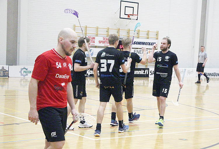 Seitsemän maalia. Coach Teamin kakkoskentällisen Jesse Kukkonen (oik), Edvard Lampola, Elias Lampola ja Leevi Kärki tuulettavat yhtä kentällisen tekemästä seitsemästä maalista. Apassin Niko Eskelisen ilme on synkempi.







