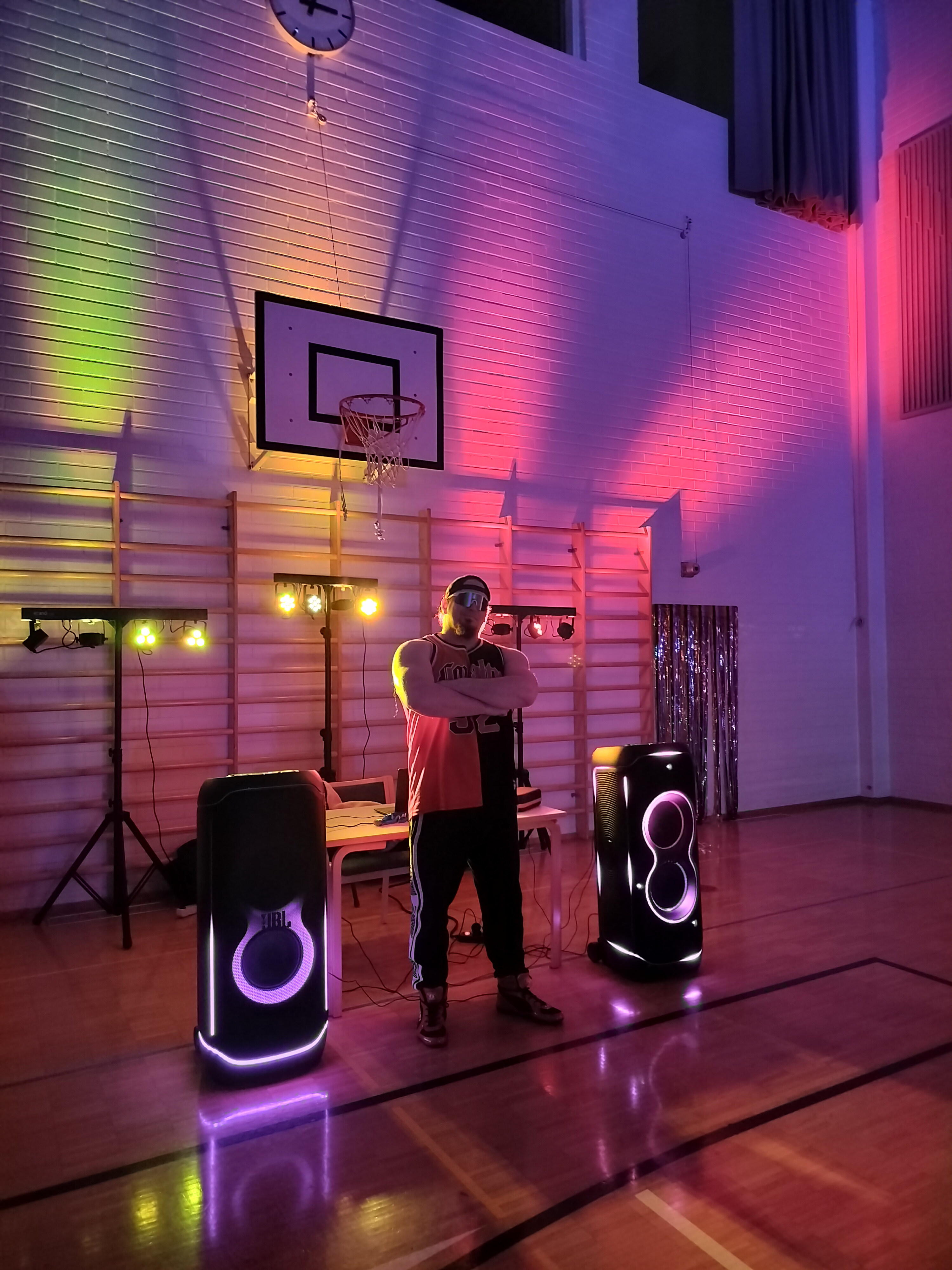 DJ Viki hiihtoloman aloitusdiskossa.