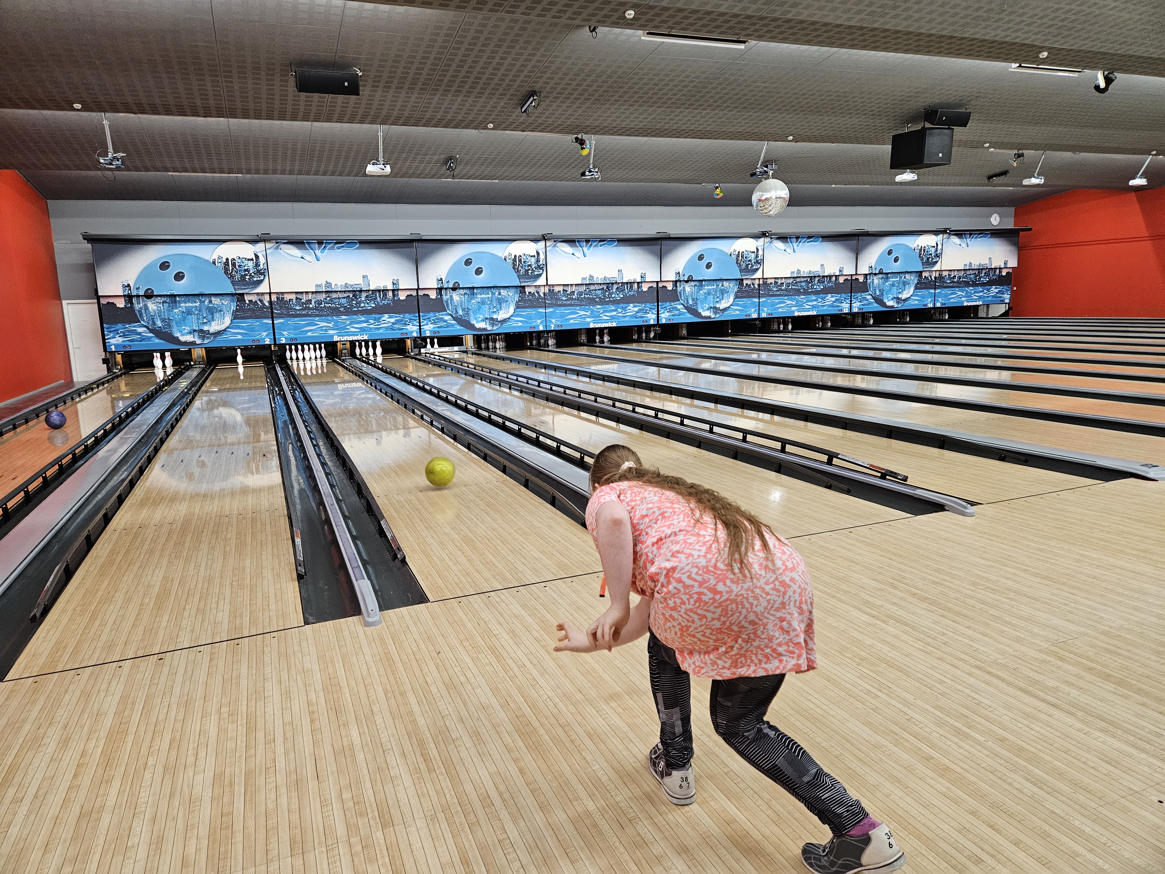 

Selma Heikkinen keilaamassa.
