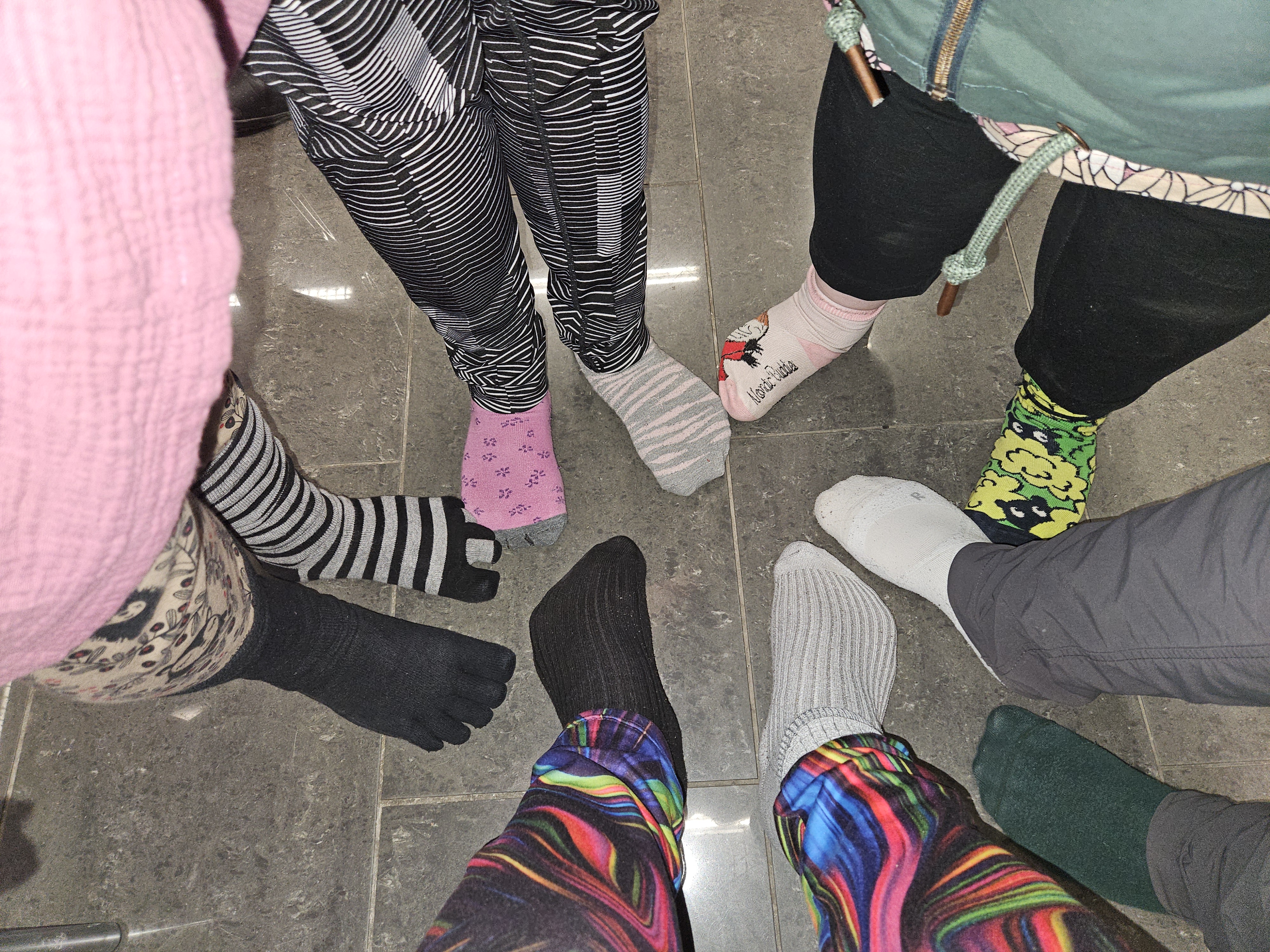 Kansainvälisen Downin syndrooma -päivän tunnusmerkki on eripariset sukat. Sukkien tarkoituksena on muistuttaa erilaisuudesta ja herättää keskustelua.