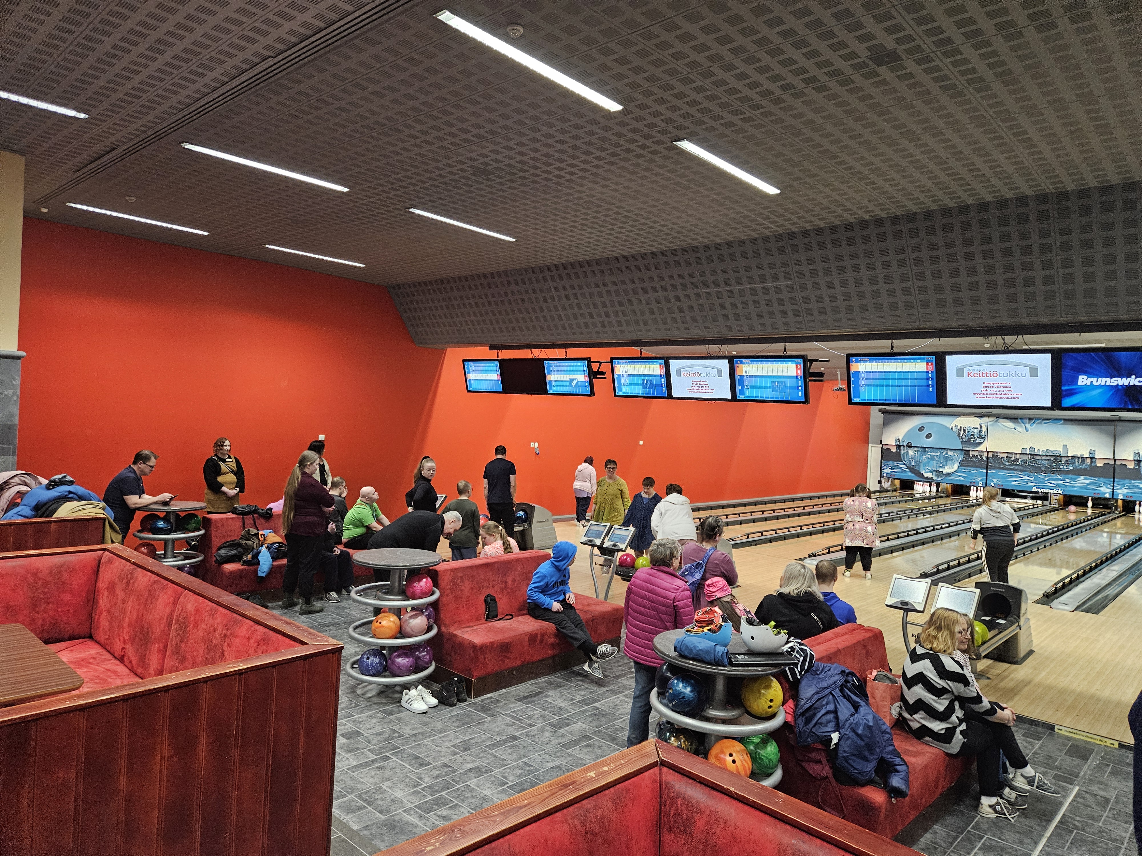 Iloista yhdessäoloa keilaten. Kaikki saivat uusia tuttavuuksia.