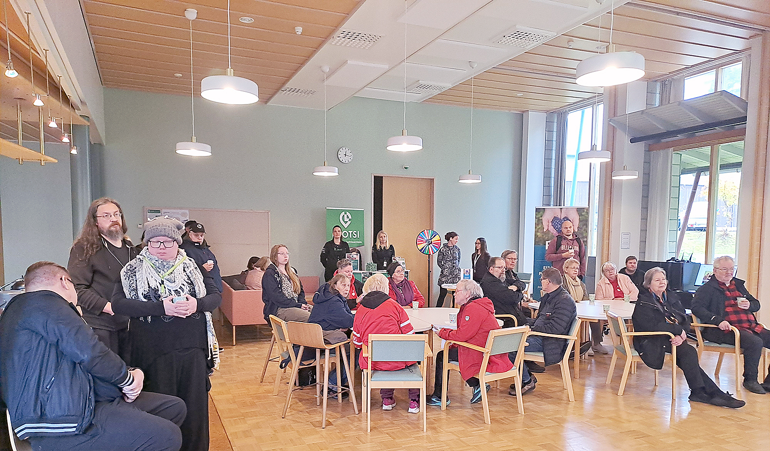 Avajaispäivänä Digituvan ovet kävivät tiuhaan. Digitupa on kaikkien käytettävissä entisissä Kotikallion tiloissa, tarjolla on monenlaisia tulostimia ja av-laitteistoa.