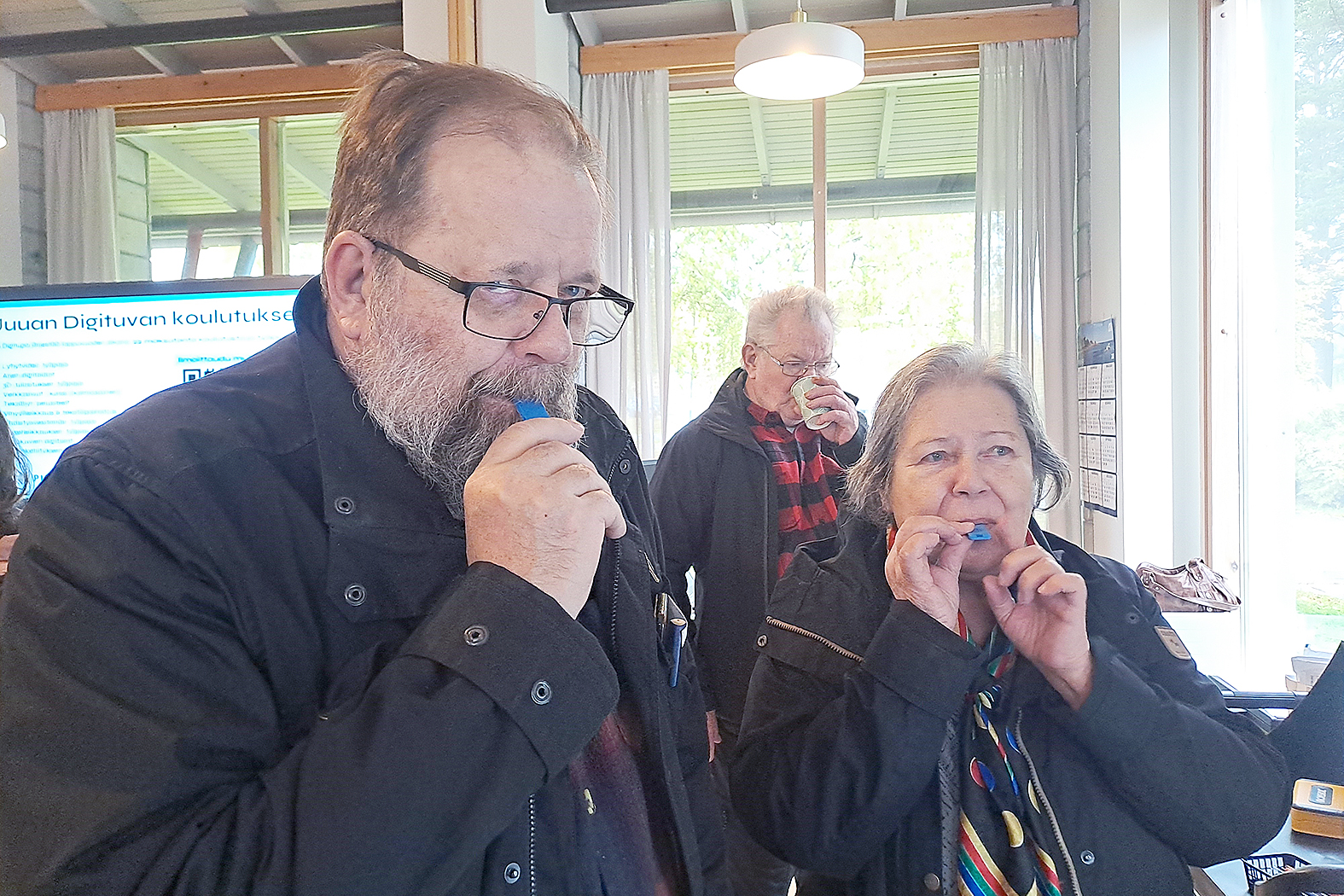 Seppo ja Eeva Liisa Mitrunen testasivat 3D-tulostettuja muovipillejä. Taustalla avajaiskahvia nauttii myös Jan Graafmans.
