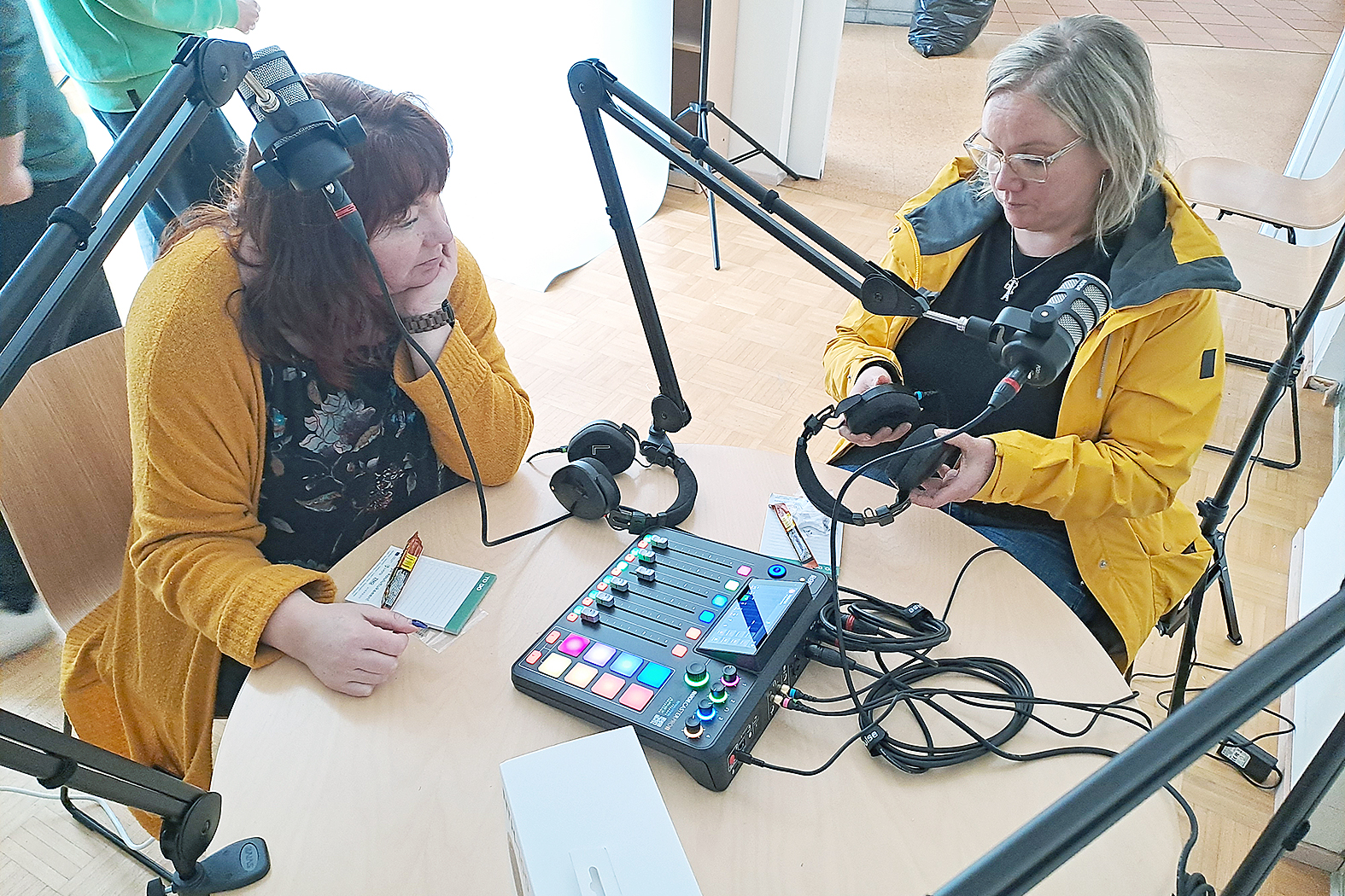 Lukion mediatyökurssin opettajat Marja Sirviö (vas.) ja Annika Tolvanen opettelivat podcast-laitteistoa.