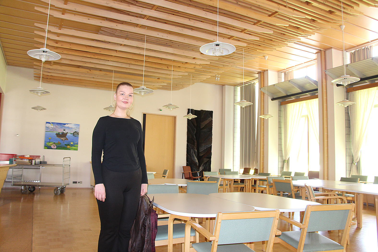 Digitupa Kotikallioon. Entiseen juhlasaliin tulee niin sanottu ”makerspace”, yhteisöverstas laitteineen, digiasiantuntija Netta Konttinen esittelee.
