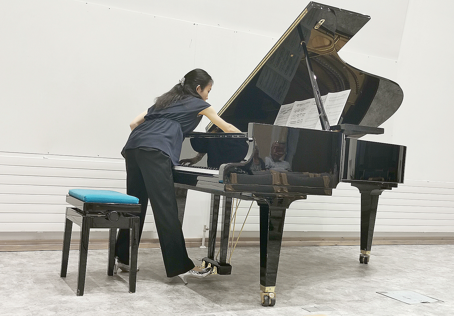 Soittaessaan Ari Romppasen säveltämää Silence of Kharon pianisti Eriko Takahashi soitti koskettimilla ja vuoroin pianon kielillä.