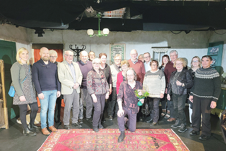 Etelä-Suomen Juuka-seuran 21-henkinen ryhmä vieraili Teatteri Kultsassa katsomassa Kari Rissasen ohjaaman näytelmän Vuoriston kaunotar. 