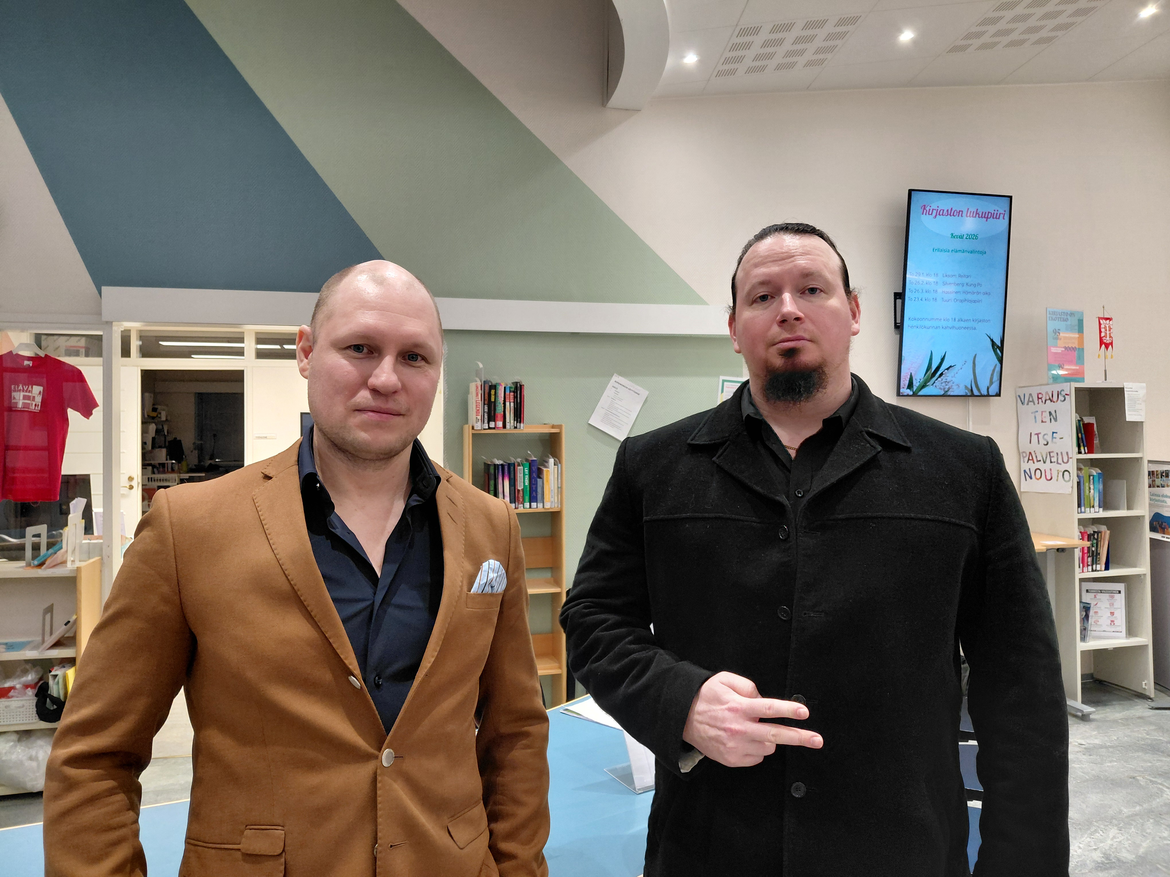 Kunnanjohtaja Henri Tanskanen ja yksi lauluillan esiintyjistä, basso Viki Vuokkonen.