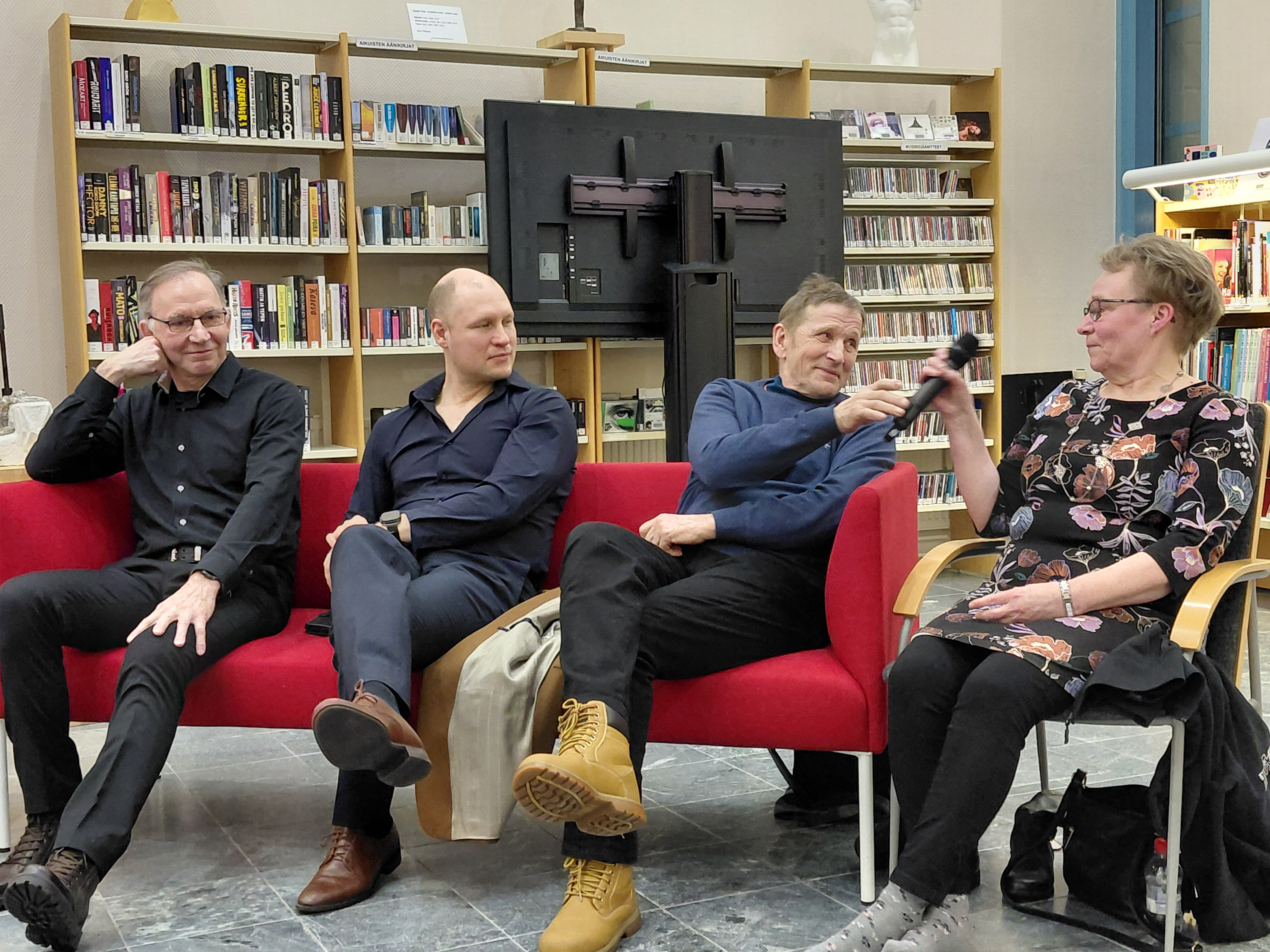 Timanttikylät Ry:n Lassi Kirjavainen, kunnanjohtaja Henri Tanskanen, Sydänyhdistyksen Matti Kainulainen ja Karaoke Club Juuan Silja Möttönen arvuuttelevat toistensa mielilauluja.
