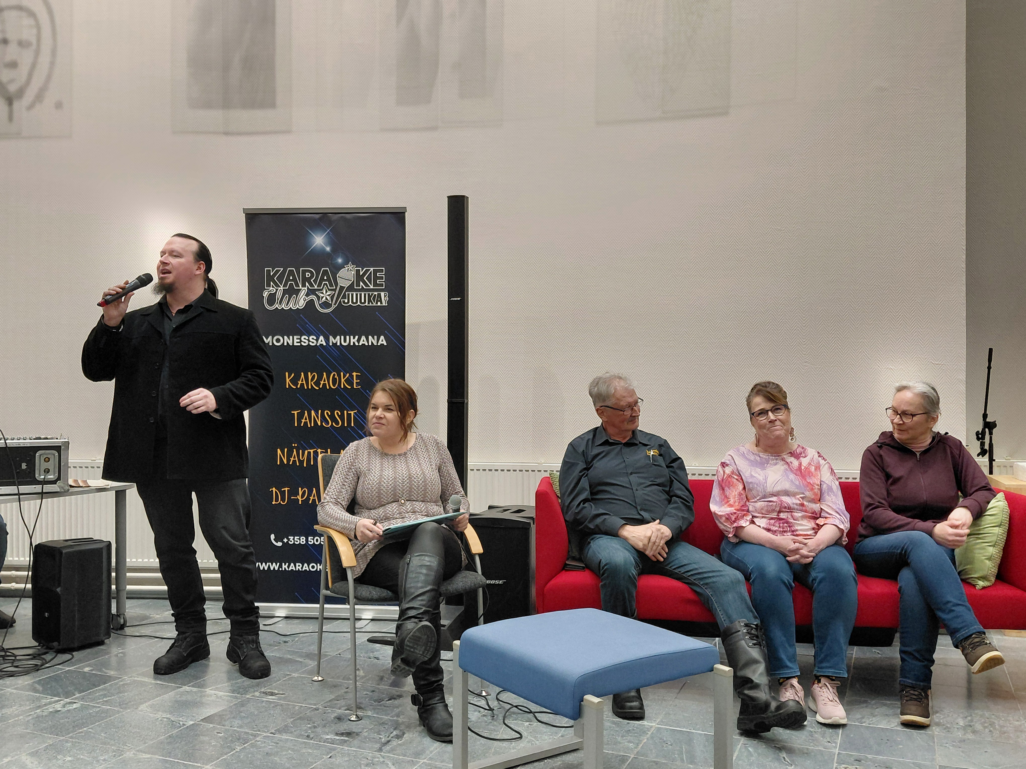  
Viki Vuokkonen laulaa Myrskyn jälkeen. Kenen laulu olisi kyseessä?
Juontaja Erja Tuononen, kunnanhallituksen puheenjohtaja Ari Koivuselkä, kirjasto- ja kulttuurivastaava Iina Aaltonen ja Ellinkulman Raija Heinonen pohtivat asiaa.

