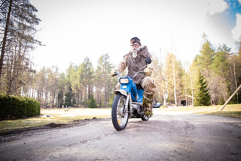 Elä luonnon ihmeessä -elokuva esittelee Juuan luontokohteita. Tarinassa seikkaili muun muassa jätti. Kuva: Marshall Laskar