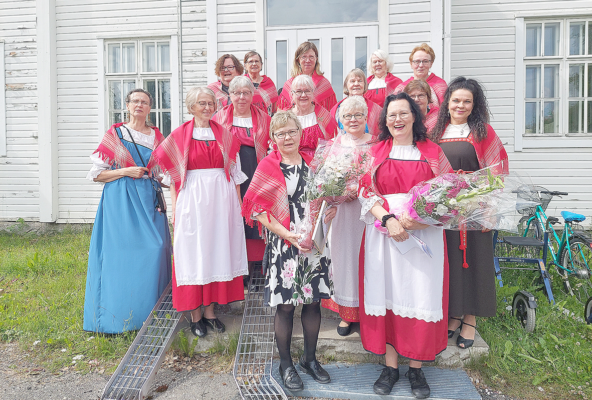 Uusi Elli. Kuka seuraa Kirsti Puhakkaa (edessä keskellä) Juuan Ellinä? Se selviää lauantaina Ellinpäivien pääjuhlassa Seurojentalolla. 