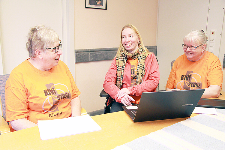 Ellin Taitajien aktiivit Tuula Ikonen-Graafmans (oik.), Reetta Nenonen ja Eija Meriläinen iloitsevat rahoituspäätöksistä, jotka mahdollistavat kivenveistofestivaalin kehittämisen.