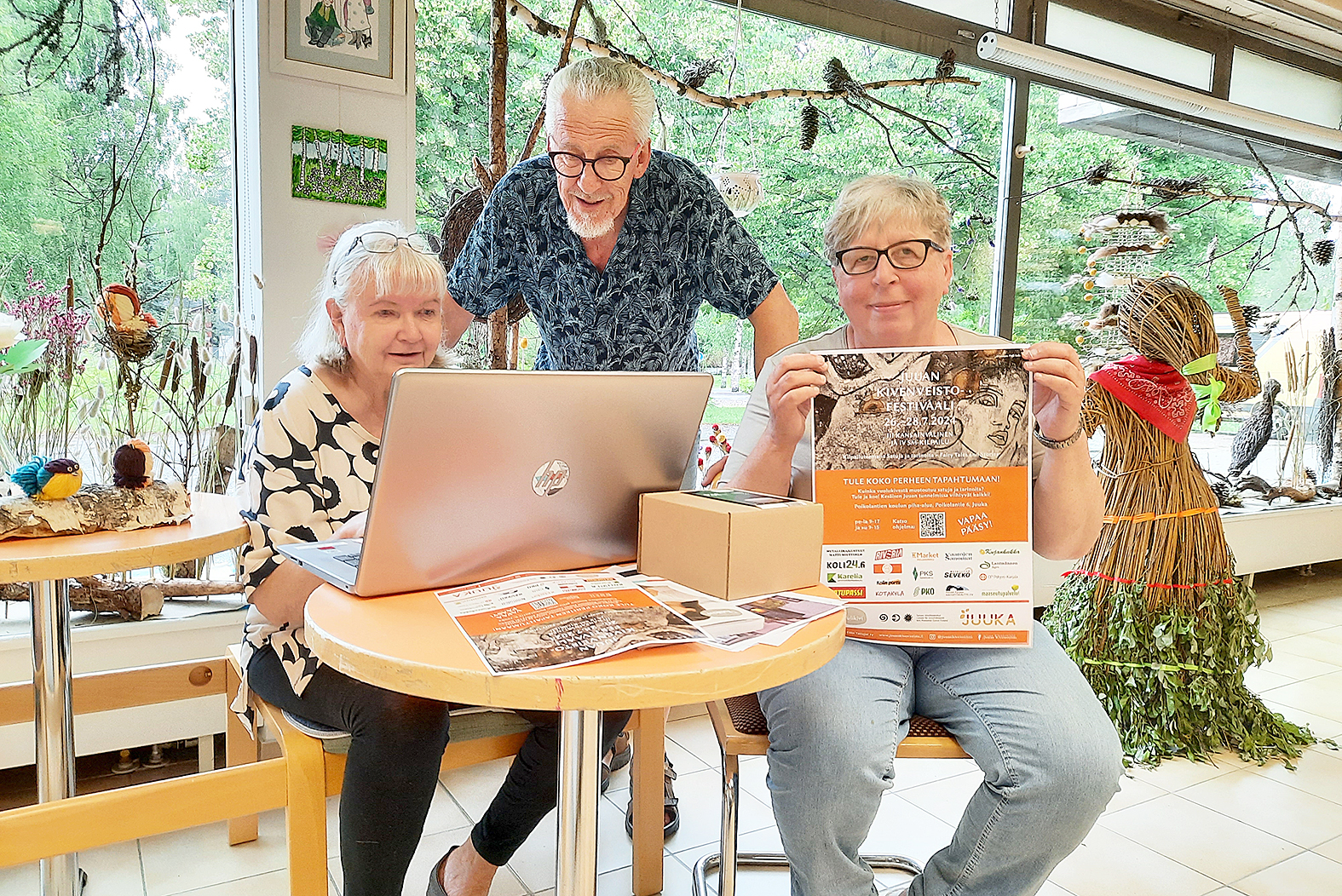 Ellin Taitajien Tuula Ikonen-Graafmans (vas.), Tapio Vartiainen ja Eija Meriläinen ovat iloisia, että yhteistyökumppanin vaihduttua veistoskisojen tiedotusmateriaali on saatu pääosin uusittua.